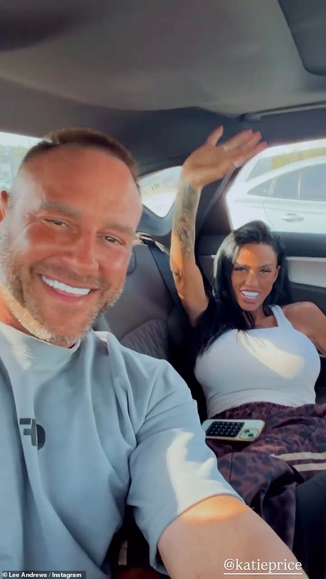 اجتمعت العارضة الساحرة، 47 عامًا، مع لي، 43 عامًا، في الإمارات الأسبوع الماضي بعد أن صدم الثنائي العالم بعقد قرانهما بعد أيام قليلة من لقائهما.