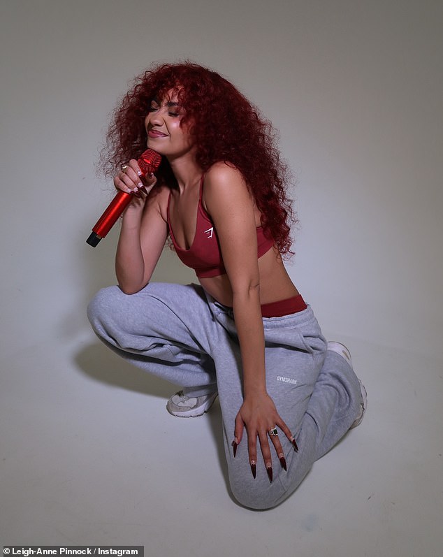 في مكان آخر، تباهت Leigh-Anne بقوامها المتناغم في حمالة صدر رياضية حمراء من Gymshark Everyday Seamless بقيمة 30 جنيهًا إسترلينيًا ونسقت سروالًا ضيقًا بقيمة 38 جنيهًا إسترلينيًا أثناء تدربها على جولتها القادمة