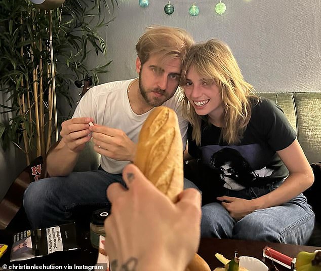 وأظهرت الصور الزوجين السعيدين وهما يلتقطان الصور في شوارع نيويورك بينما كانا يعتنيان بحفل زفافهما بفستان زفاف الممثلة