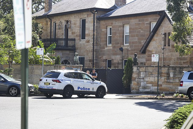 يقال إن السكان سئموا من جلسات الكاريوكي في وقت متأخر من الليل والحفلات طوال الليل التي تقام في عقار تريسكو الذي تبلغ تكلفته 110 ملايين دولار في إليزابيث باي أثناء تصوير برنامج الواقع على القناة التاسعة