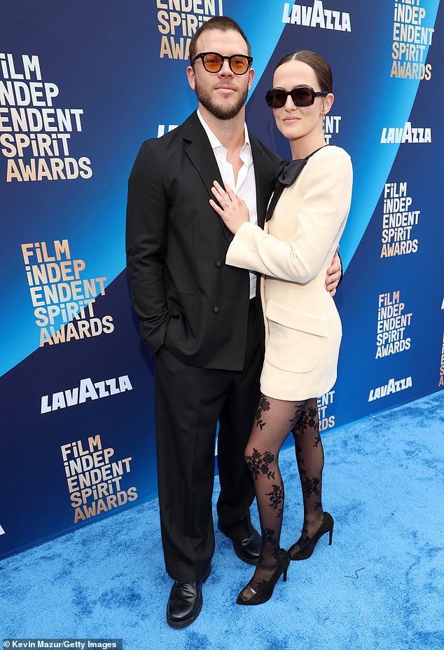 تم دعم المرشحة لأفضل أداء مساعد عن فيلم Nouvelle Vague في هذا الحدث من قبل خطيبها، نجم فاندال الأمريكي البالغ من العمر 34 عامًا، جيمي تاترو.