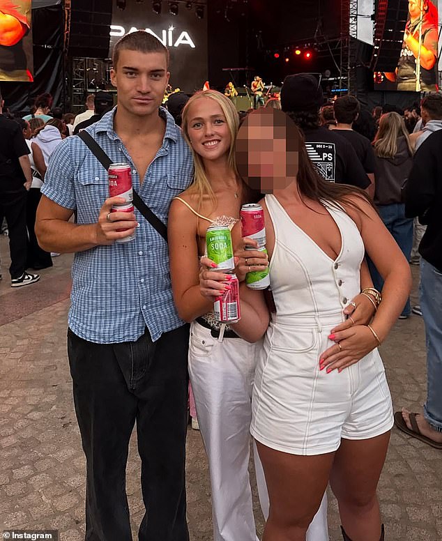 أفيد أن غرايسون كان مؤخرًا على علاقة جدية مع امرأة تدعى جيما هاميت، وقد أصيبت هي وعائلتها بالصدمة بسبب علاقته مع أم لثلاثة أطفال. في الصورة معا