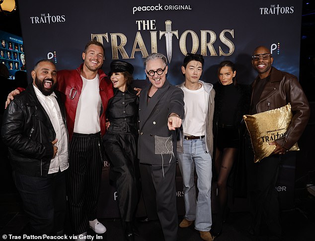 LR Yam Yam Arocho، Underwood، Rinna، Alan Cumming، Eric Nam، Maura Higgins، Monet X Change في الصورة في حفل المشاهدة الأول للموسم الرابع من Traitors في يناير