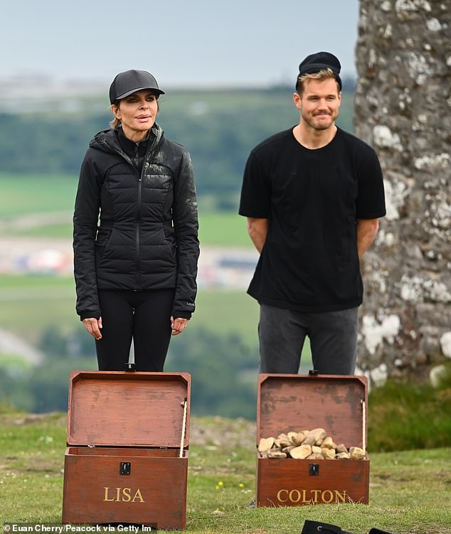 يأتي ذلك بعد أن قال الممثل كولتون أندروود (يمين) من فريق Traitors إنه لا يعتقد أن ليزا تتصرف مثل نجمة Real Housewives، ولكنها بدلاً من ذلك لعبت اللعبة 