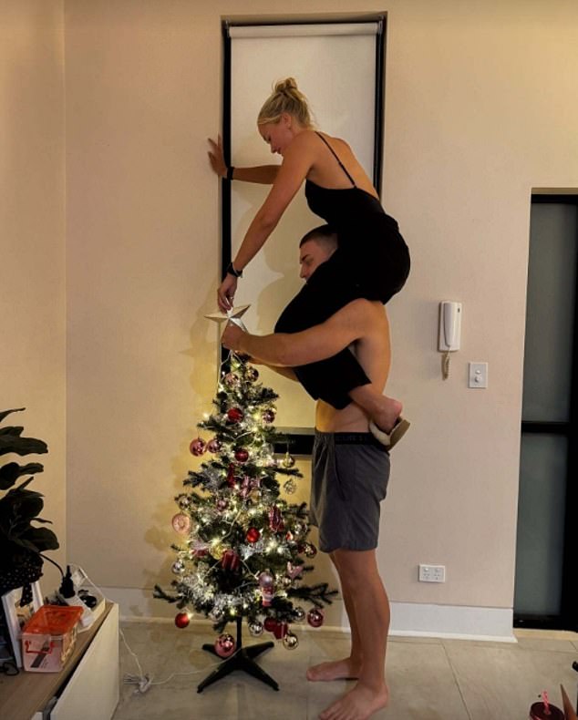 لدى Jemma عدة صور لـ Grayson ظهرت على حساب Instagram الخاص بها، مؤخرًا في ديسمبر من العام الماضي. تم تصويره وهو يزين شجرة عيد الميلاد مع جيما، التي يحملها على كتفيه وهي تضع نجمة فوق الشجرة