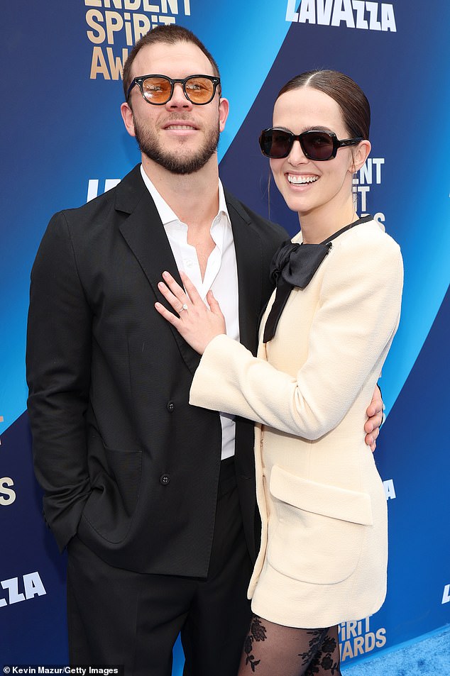 الزوجان المبتهجان - اللذان أعلنا في سبتمبر الماضي خطوبتهما لمدة ثلاثة أشهر - كانا يرتديان أطقمًا تكميلية، حيث كانت دوتش تزين خاتم خطوبتها الماسي المقطوع على شكل وسادة