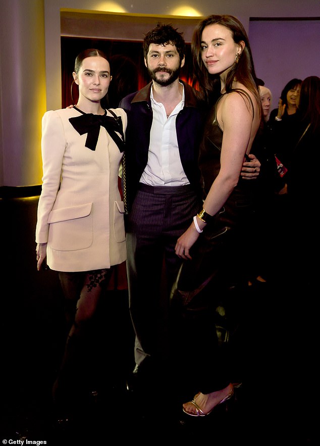 توقفت النجمة المشاركة حديثًا مؤقتًا للحاق بصديقها ومعاونها ديلان أوبراين والمخرجة إميلي كورتويج في العرض.