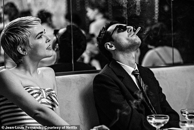 مر دوتش بتحول كبير ليلعب دور الممثلة جان سيبيرج في فيلم Nouvelle Vague للمخرج ريتشارد لينكلاتر، والذي يتبع التصوير الفوضوي عام 1959 للمخرج الفرنسي الشهير جان لوك جودار Breathless (في الصورة مع غيوم ماربيك في دور جودار).