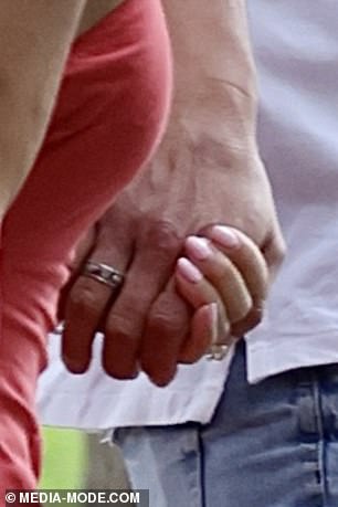 وفي حديث حصري لصحيفة ديلي ميل، قال صانع المجوهرات الرئيسي إرنستو بونو إن جيمس كان من الممكن أن ينفق ما يصل إلى 150 ألف دولار على صخرة آدا. (في الصورة)