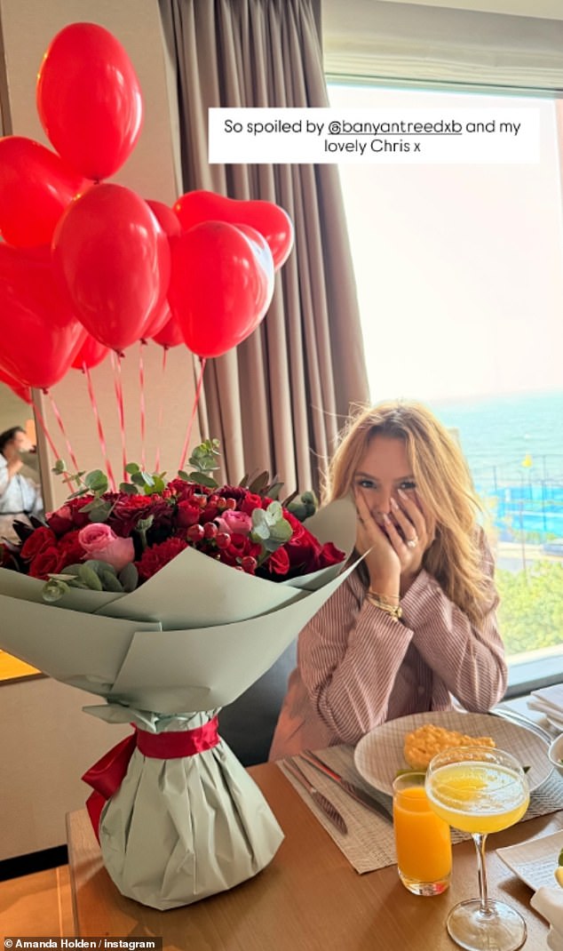 بعد نشر الصور، لجأت أماندا إلى إنستغرام لتكشف عن أنها حظيت بوجبة إفطار بمناسبة عيد ميلادها في دبي من زوجها كريس هيوز.