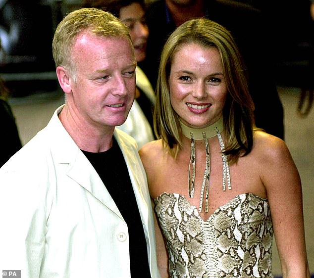 تم تصوير أماندا وهي تبلغ من العمر 29 عامًا مع زوجها آنذاك ليس دينيس