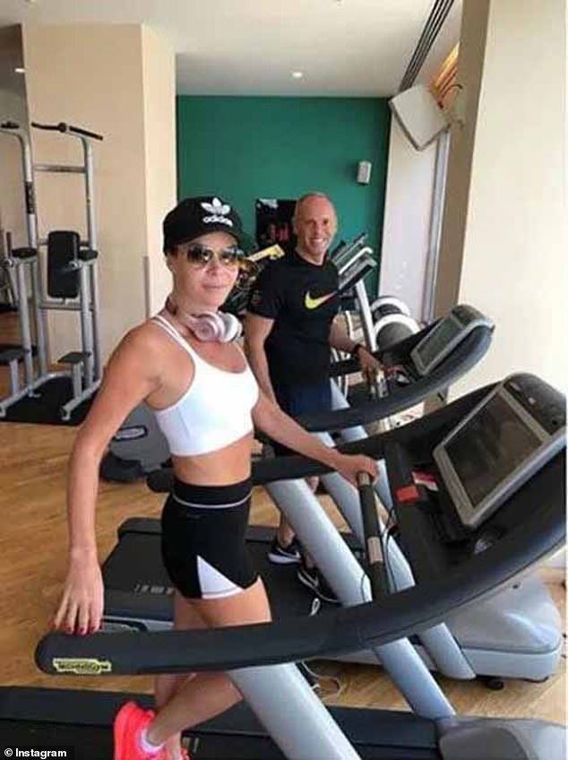 إنها تقدم معلومات موجزة عن نظام التمارين الرياضية الخاص بها - بما في ذلك ممارسة التمارين على جهاز المشي