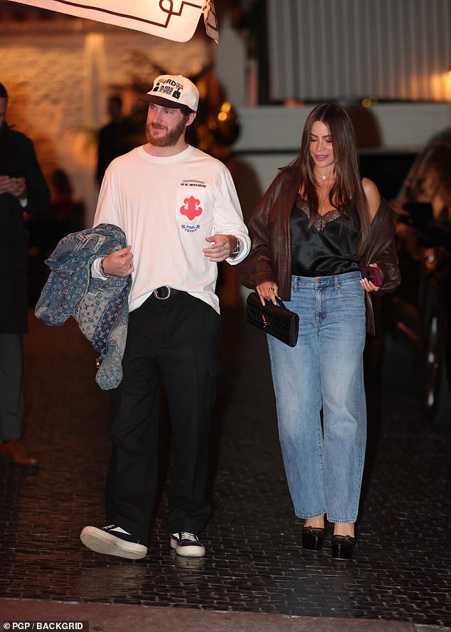 شوهدت أيقونة التلفزيون البالغة من العمر 53 عامًا وهي تغادر شاتو مارمونت المفضل لدى المشاهير إلى جانب قطعة كبيرة