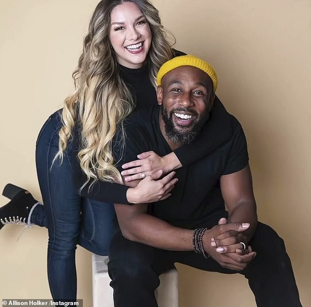 تم العثور على بوس، الذي اشتهر باسم DJ في برنامج The Ellen DeGeneres Show، ميتًا متأثرًا بجراحه التي أصابته بطلق ناري في أحد فنادق لوس أنجلوس عن عمر يناهز 40 عامًا في عام 2022؛ في الصورة مع هولكر