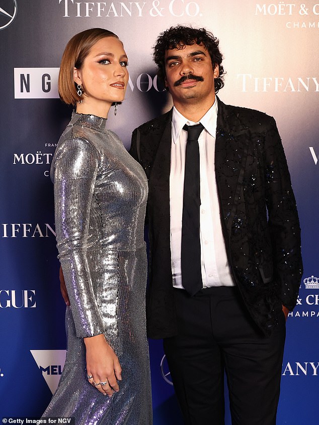 بدأ الزوجان علاقتهما لأول مرة في نوفمبر 2023 بعد المواعدة لفترة، ثم تم التقاطهما لاحقًا في صورة كاملة لمجلة Stellar التابعة لشركة News Corp. (الصورة بتاريخ 2 ديسمبر 2023)