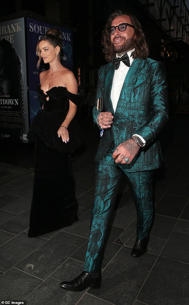 في العام الماضي، وجهت مورا انتقادًا علنيًا لصديقها السابق بيت ويكس واقترحت عليه خيانتها بعد أن اكتشفت رسائل نصية لنساء أخريات على هاتفه (في الصورة معًا في عام 2024).