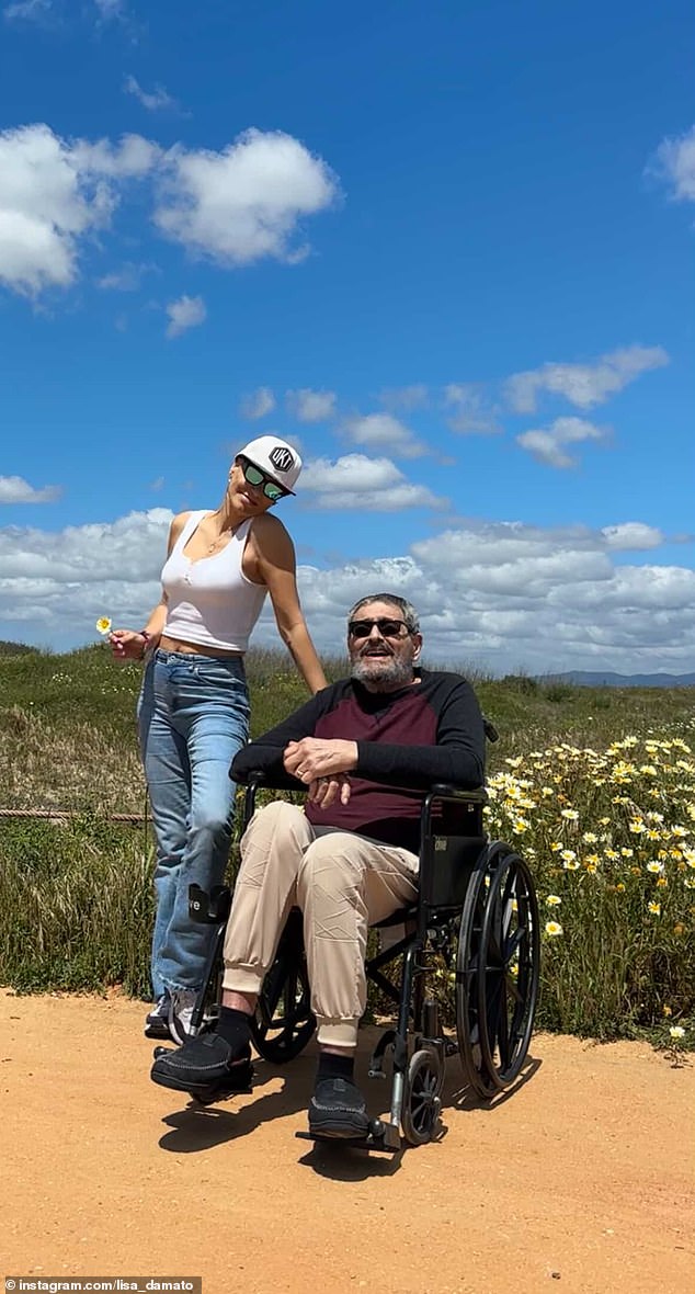 تقيم داماتو حاليًا في جنوب غرب أوروبا لرعاية والدها المريض الذي يعاني من مرض السكري من النوع الثاني والتصلب المتعدد.