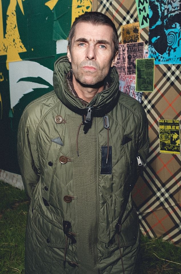 اشترى نجم Oasis مؤخرًا القصر الذي تبلغ قيمته 4.2 مليون جنيه إسترليني في قرية كوتس بالقرب من سيرنسيستر، وسرعان ما أصبح قصرًا صغيرًا في هوليوود بسبب انتشاره بين المشاهير.