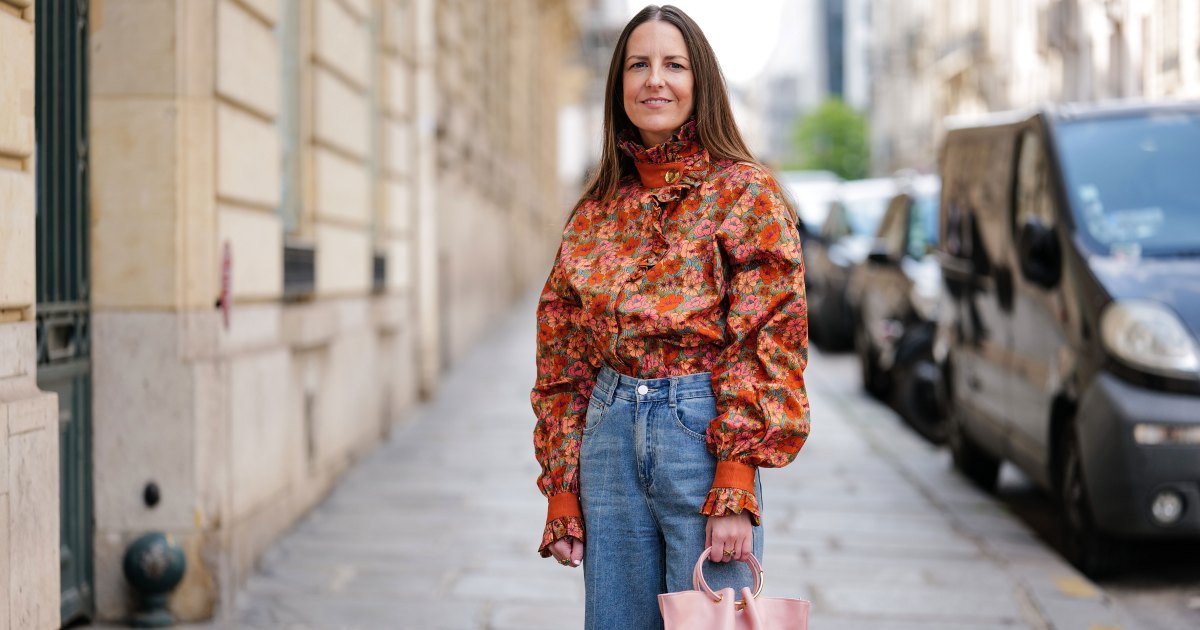 باريس، فرنسا - 21 أبريل: ترتدي ألبا جارافيتو توري أقراطًا منقوشة باللونين الذهبي والأسود، وجمل مع طباعة زهور باللون البيج / الأزرق / الأخضر / الوردي، ورقبة عالية / بلوزة منتفخة بأكمام طويلة من The Label Edition، وسروال جينز أزرق عالي الخصر بأرجل واسعة، وخواتم ذهبية، وحقيبة يد جلدية وردية شاحبة غير لامعة من Saonara Brand، وأحذية بكعب مدبب من الجلد البيج غير اللامع، خلال جلسة تصوير أزياء على طراز الشارع، في 21 أبريل 2023 في باريس. فرنسا. (تصوير إدوارد بيرثيلوت / غيتي إيماجز)