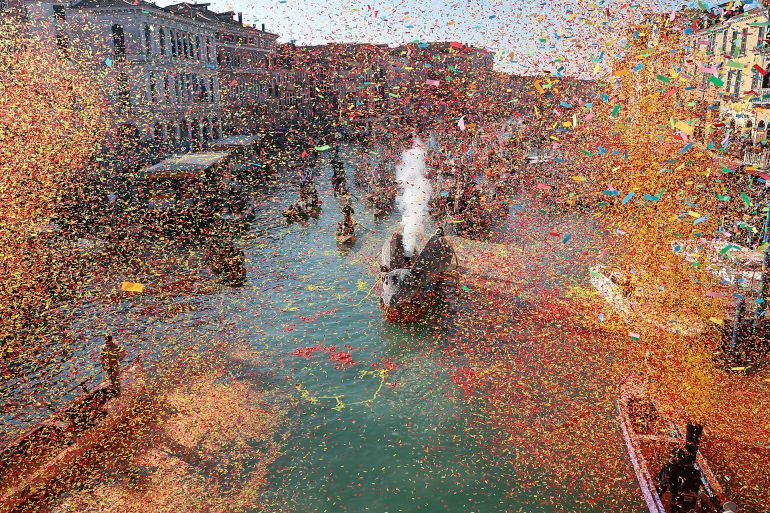 dpatop - FILED - The 2026 Venice Carnival will take place through to February 17 2026. Here, masked water parade by the Coordination of Venetian Rowing Associations. Around a hundred boats, led by the legendary Pantegana, take to the water, ready to explode with music and confetti in front of the Rialto Bridge. Photo: Matteo Chinellato/IPA via ZUMA Press/dpa